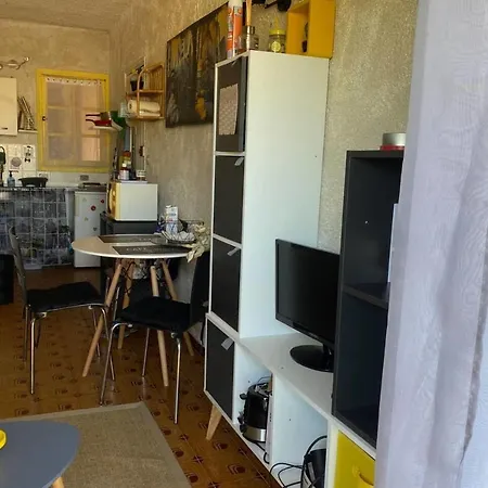 Charming 20M With Balcon Near The Beach Apartman *